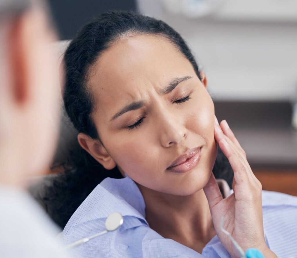 Woman toothache pain dentist consultation with discussion problem tooth injury medical dental treatment patient orthodontist appointment extraction help gum disease 590464 368660 Woman toothache pain dentist consultation with discussion problem tooth injury medical dental treatment patient orthodontist appointment extraction help gum disease 590464 368660